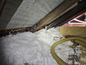 Zateplení stropu bytového domu pomocí foukané izolace